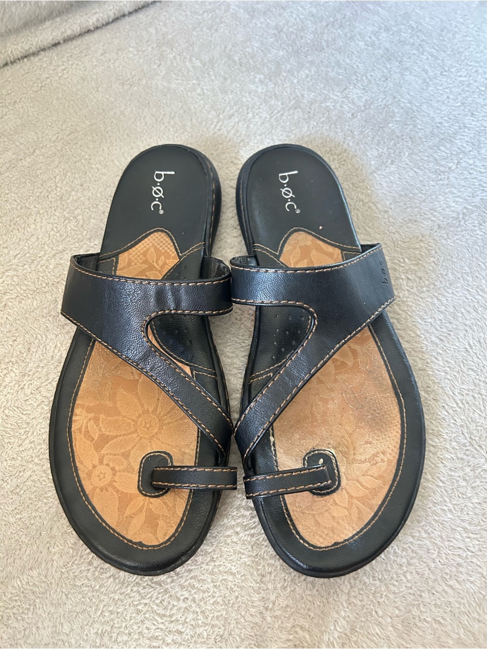b.o.c. Women’s Black Leather Toe-Loop Sandals - size 10M